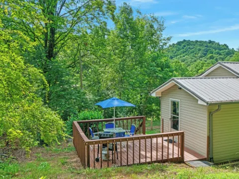 The Honeycomb Hideout-Charming 2-bedroom house in marvelous Bakersville