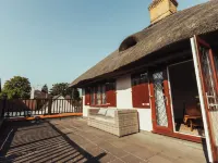 Charming Riverside Cottage - Ideal for Families & Groups, Pool, Gardens & River Hotel a Staines