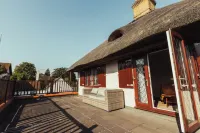 Charming Riverside Cottage - Ideal for Families & Groups, Pool, Gardens & River