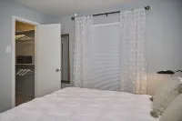 Urban, cozy living on Far North Dallas, Condo Pet-Friendly