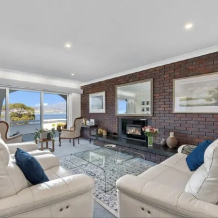 Huge luxurious Family home - Stunning Water Vista, 15 min from Hobart CBD