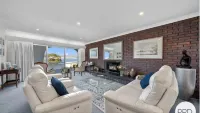 Huge luxurious Family home - Stunning Water Vista, 15 min from Hobart CBD - ติดทะเล