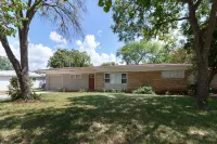 4 bedroom house near, 15 min from Magnolia