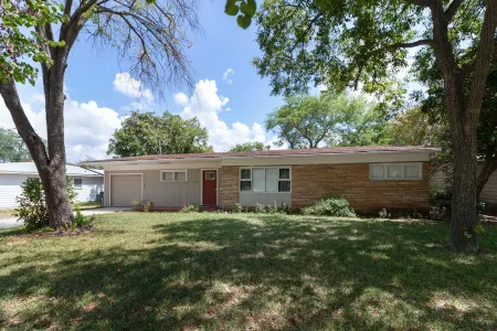 4 bedroom house near, 15 min from Magnolia