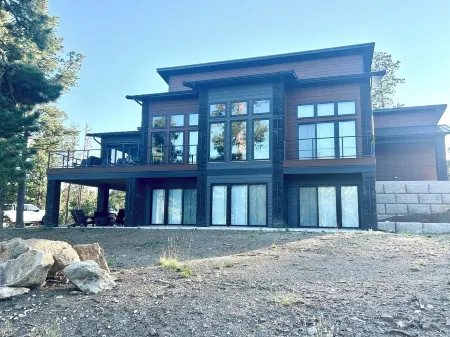 Modern Pines-6 Bedroom, 5.5 Bath. 4 Master Suites!