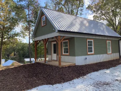 Broyles Landing Cottage at Lake Hartwell SC Hotels near Woodburn Historic House