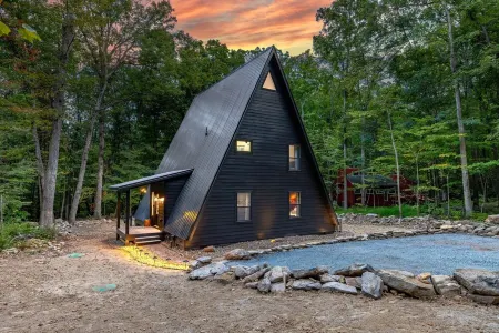 Unique & Luxe Gem: Hot Tub, Fire Pit, Office, Community Pool