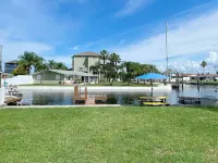 Water Front Home on Canal; Access to the Gulf of Mexico. Hotels in Hudson