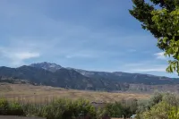 YEAR ROUND, a Cozy Studio for 2, Overlooking the Historic Yellowstone Arch