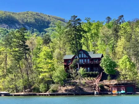 Amazing LAKE FRONT Log Cabin Отели рядом с достопримечательностью «Lake lure»
