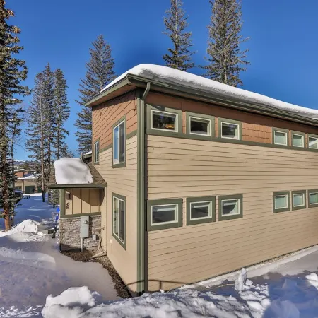Hygge Cabin—Elegant, Pet-Friendly Escape with Ski Shuttle and Serene Setting