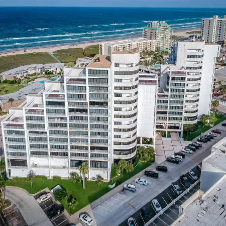 Modern Beachfront Complex 2 Minute Walk to Beach Ocean and Bay views! Sleeps 4
