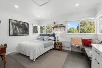 Escape to the Otway Nest, a Deluxe Cottage in the Great Otway National Park. Hotels in Tanybryn