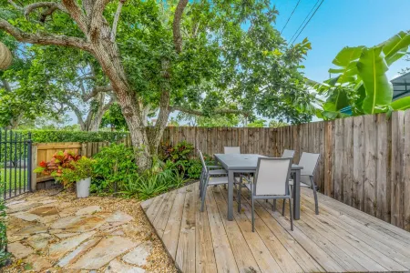 Enchanting Home With a Backyard Oasis Отели рядом с достопримечательностью «Палм-Бич Конвеншен Сентер»