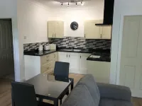 Spacious Studio Apartment with en-suite, full kitchen and private entrance