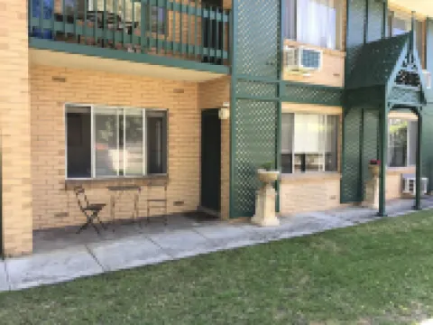 GREAT/SPACIOUS TWO BEDROOM GROUND FLOOR UNIT ONLY 5 MINUTES FROM THE CITY! Hotels in Walkerville
