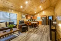 Brand new/Luxury Cabin/ 2 min to Dollywood/Hot-tub