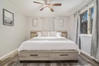 BLUE SPRUCE COTTAGE - Modern Lake House w/ shared Frontage on Thayer Lake