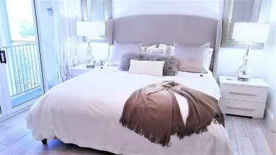 POSHPADZ -Seaside Bliss - Walk To Jupiter Beach Luxury Condo
