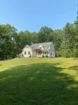 Quiet, Family Retreat 2 lots from the Lake with a beautiful 7 person Hot Tub !!!