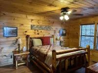 Sam's Place 2/2 w/Hot Tub in Mountains 15mins to Pigeon Forge or Gatlinburg Hotels near Talking Turkey Studio