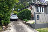 NEW listing - Charming 2-bedroom house with WiFi and AC in Kotara 웨스트필드 코타라 주변 호텔