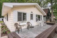 Cozy Higgins Lake Cottage- Relax- Kayak- Fire Pit- BBQ- Steps from the Lake!