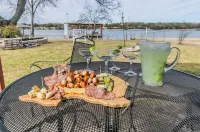Waterfront Lake House. Sunsets!! Dogs Welcome, Stocked Kitchen, King Bed! - 4 tähden