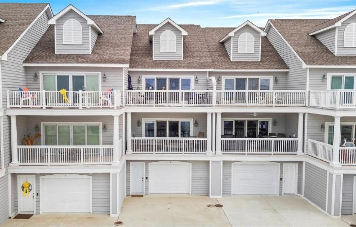 NEW: Spacious 4-BR townhome with marina & bay views, pool and easy beach access.
