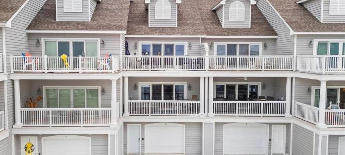 NEW: Spacious 4-BR townhome with marina & bay views, pool and easy beach access. ベサニー・ビーチのホテル