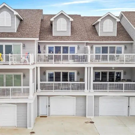 NEW: Spacious 4-BR townhome with marina & bay views, pool and easy beach access.