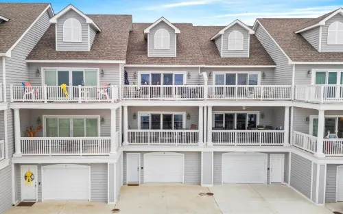 NEW: Spacious 4-BR townhome with marina & bay views, pool and easy beach access.