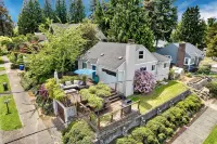 3bd w/ Lake Views and Chef's Kitchen Hotell i Seward Park