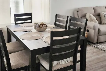 Townhouse mins to UofL & KY Exposition Center Отели в г. Кларк