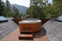 Walk to town! 4 bdrms all king beds. Great ski house w/ hot tub near Snyder Park