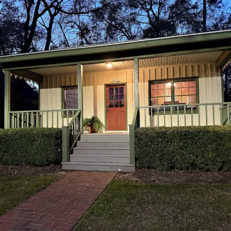 Charming 1-bedroom house in Metcalfe with modern amenities and a vintage vibe
