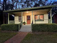 Charming 1-bedroom house in Metcalfe with modern amenities and a vintage vibe