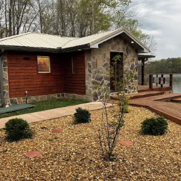 Cozy Cabin on Lake, relax and recharge. Enjoy boating, fishing and swimming.