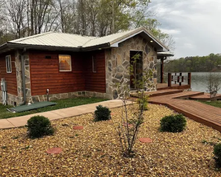 Cozy Cabin on Lake, relax and recharge. Enjoy boating, fishing and swimming. Hotels in Walker County