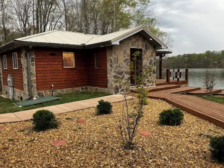 Cozy Cabin on Lake, relax and recharge. Enjoy boating, fishing and swimming.