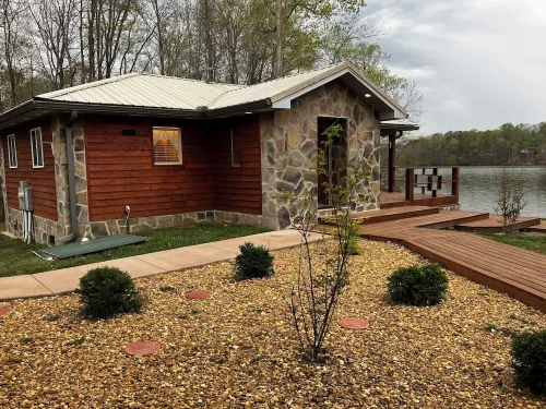 Cozy Cabin on Lake, relax and recharge. Enjoy boating, fishing and swimming.