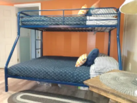 Central to VT skiing areas  5 minutes to I-89 , near VAST trails, near Norwich 奧蘭治縣酒店