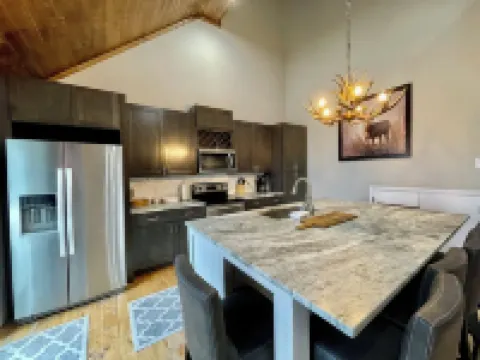 Just minutes from Beech Mtn Ski Resort /Townhome /Fire Pit & Fireplace / Pets OK