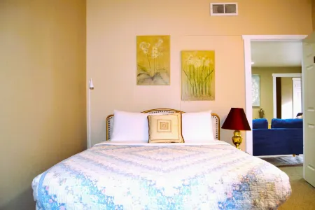 Cozy Nest 5 Near UND Campus