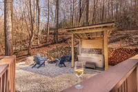 Charming 2-bedroom cabin close to Bryson City with AC, WiFi, Hot tub