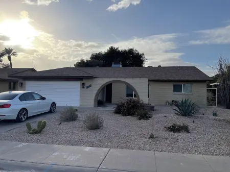 Charming golf course home in Tempe, everything you need for a relaxing stay Отели рядом с достопримечательностью «Painting with a Twist»