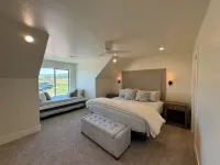 New listing! Hanson House- 9 bed 7.5 bath Sleeps 35. 1/2 Acre Grass Yard