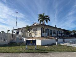 MINUTES TO SANIBEL, CAPTIVA & FT MYERS BEACH. POOL, PICKLE BALL, TENNIS