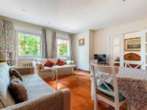 Torrelodones: House with shared garden and pool 25 min from Madrid. Wifi Hoteles en Galapagar