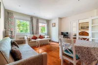 Torrelodones: House with shared garden and pool 25 min from Madrid. Wifi Các khách sạn ở Galapagar